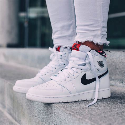 white jordan 1 women